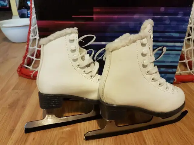 Cameo Jackson CS1120 Girls Figure Skates Size US 8 in Skates & Blades in Ottawa - Image 3