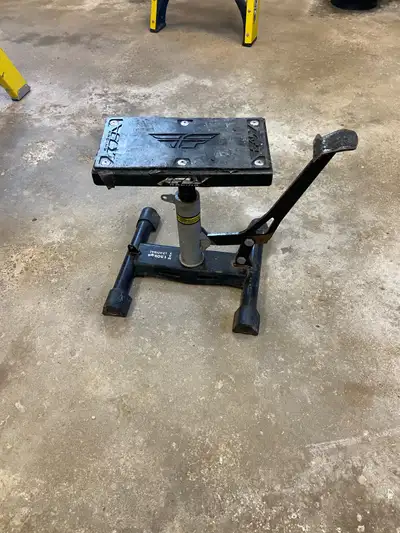 Motorcycle stand previously used on yz250s Excellent condition with adjustable height