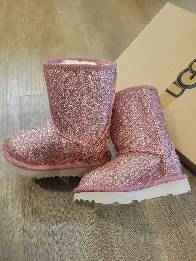UGG Glitter Boots in Kids & Youth in Mississauga / Peel Region - Image 3
