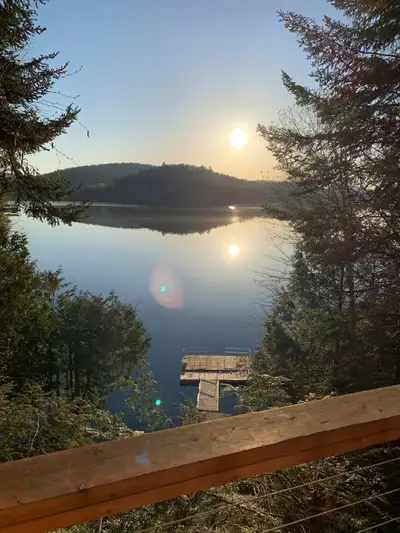 Belle propriété située directement sur le bord du lac des Trois Montagnes. 3 chambres à coucher, 1 s...