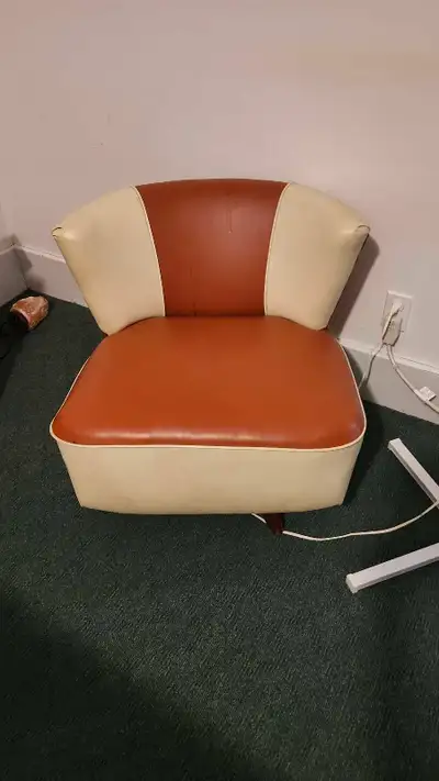 This vintage chair features a unique two-tone design in brown and cream-coloured vinyl, perfect for...