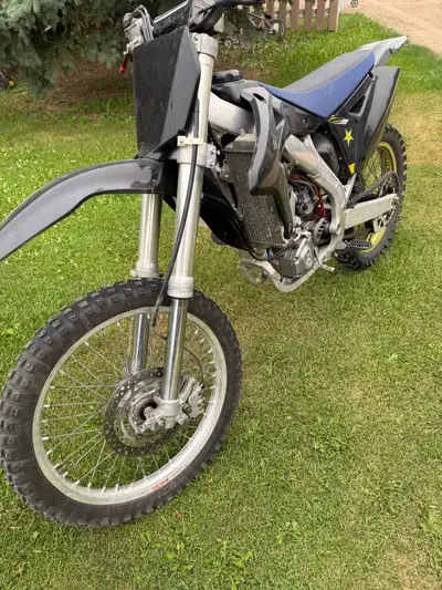 2008 Suzuki rmz250 runs great could use fork seals and bar grips one foot peg is bent. Some plastic...