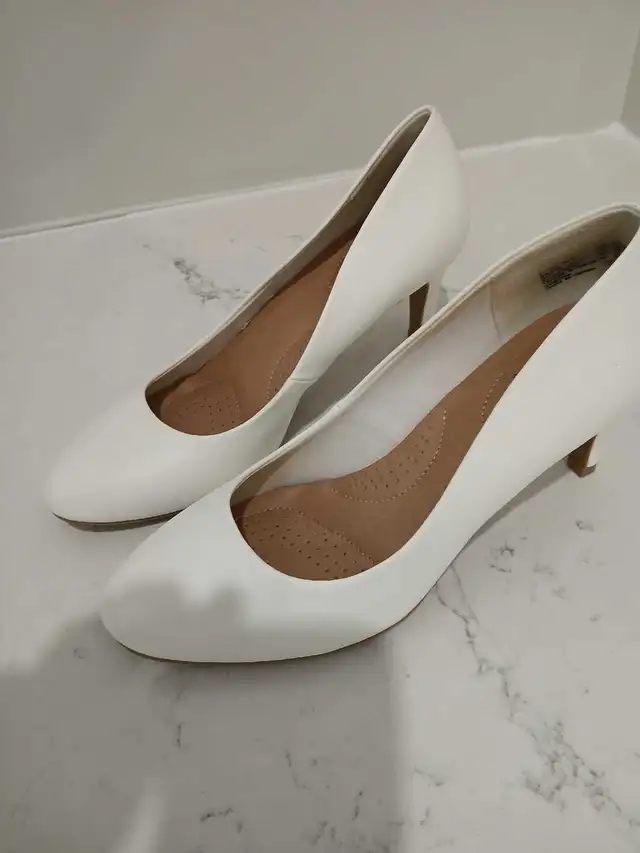 women's shoes size 8-9 in Women's - Shoes in Ottawa - Image 4