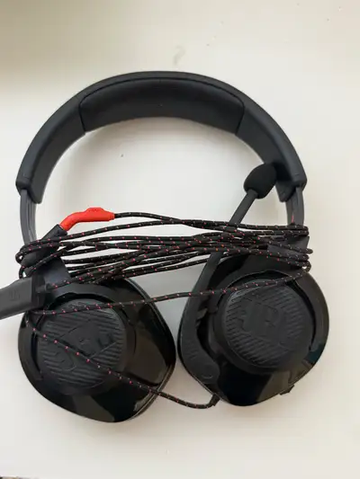 Immerse yourself in the game with these used JBL Quantum 300 headphones, featuring JBL Quantum sound...