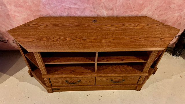 Wooden TV Stand / Entertainment Unit in TV Tables & Entertainment Units in Mississauga / Peel Region - Image 2