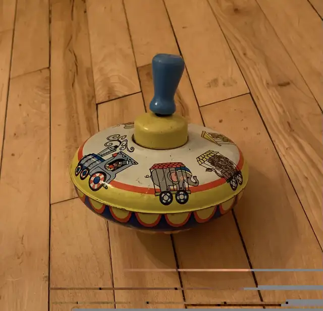 Jouets vintage en bois et toupie pour enfants ou collectionneurs in Toys & Games in Longueuil / South Shore - Image 3