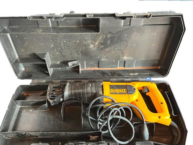 Dewalt Reciprocating Saw - Corded in Power Tools in Burnaby/New Westminster - Image 2