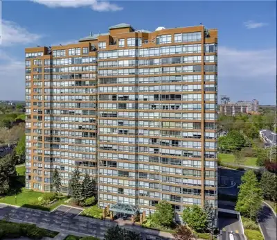 Luxury high floor suite unobstructed views of the city. Enjoy beautiful sunrise in recently renovate...