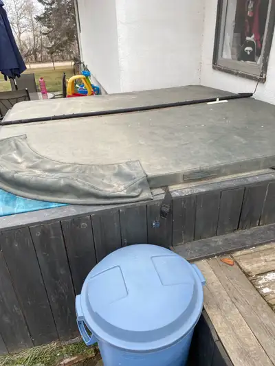 Hot tub shell with cover 