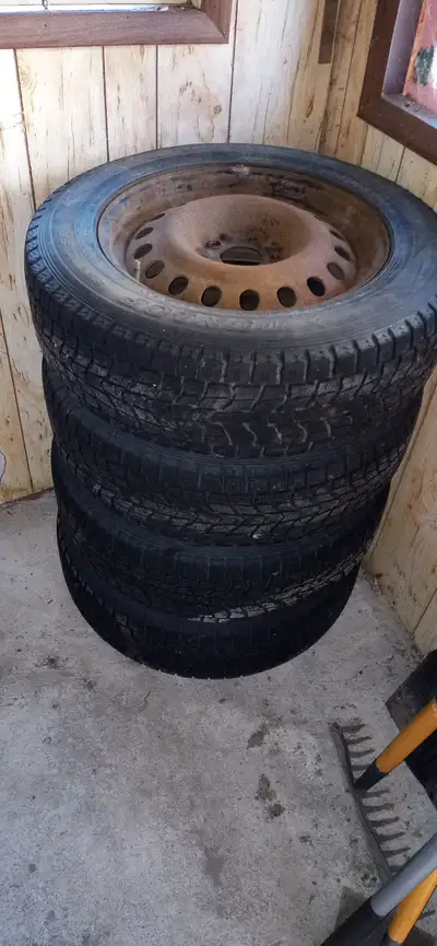 pneu d'hiver dunlop 225/65/17 bon encore pour 2 hiver avec rim 5x114.5