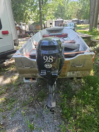 This 14ft aluminum fishing boat comes equipped with a reliable Tohatsu 9.8hp four-stroke outboard mo...