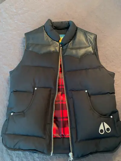 Like new condition Moose Knuckles vest with leather detailing and plaid lining Measurements: Armpit...