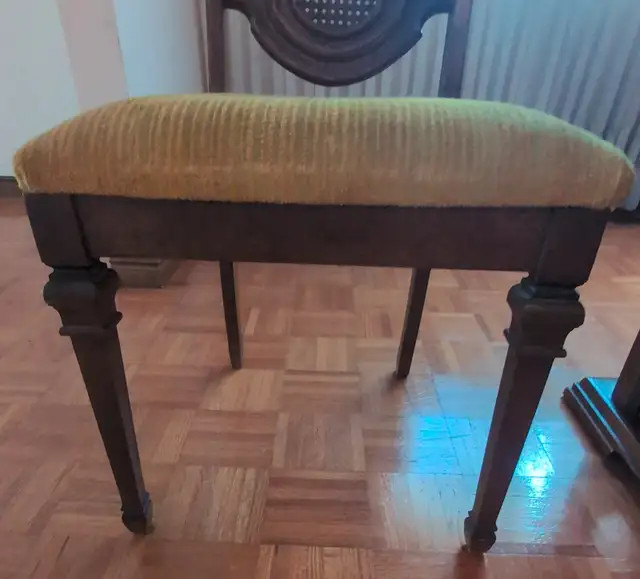 Diningroom set with Table, 4 chairs, and hutch in Dining Tables & Sets in Hamilton - Image 7