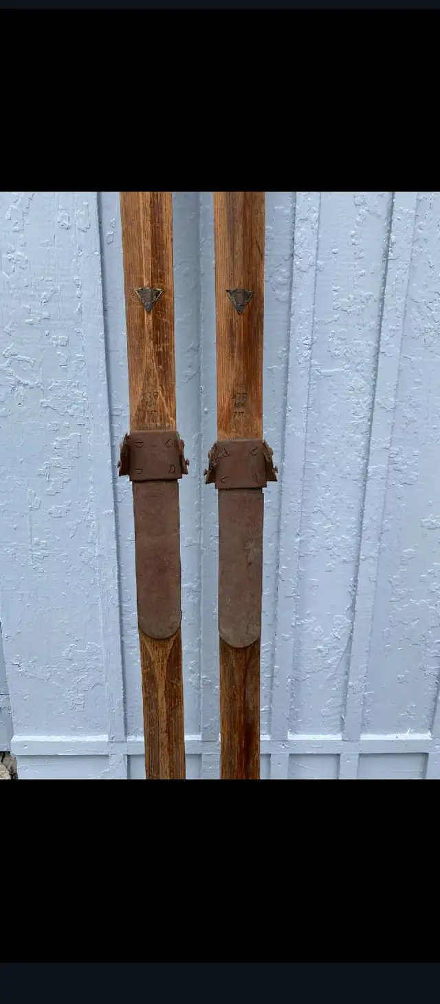 old Skis in Arts & Collectibles in Ottawa - Image 3