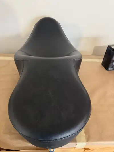 Super plush 2 up Harley Davidson OEM seat. - GREAT FOR LONG DISTANCES. - easy installation and remov...