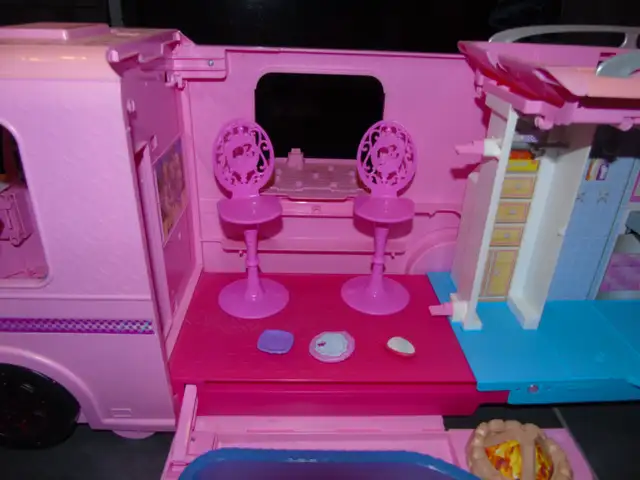 Barbie camper, camping-car, campeur, caravane, roulotte in Toys & Games in City of Montréal - Image 10