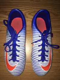 Chaussures de soccer Nike blanches,bleues,oranges Pointure 4.5