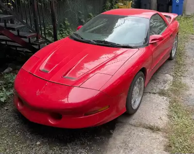 Auto trans-am 1994 en bon état de fonctionnement et propre vitre électrique ,,voir la fiche descript...