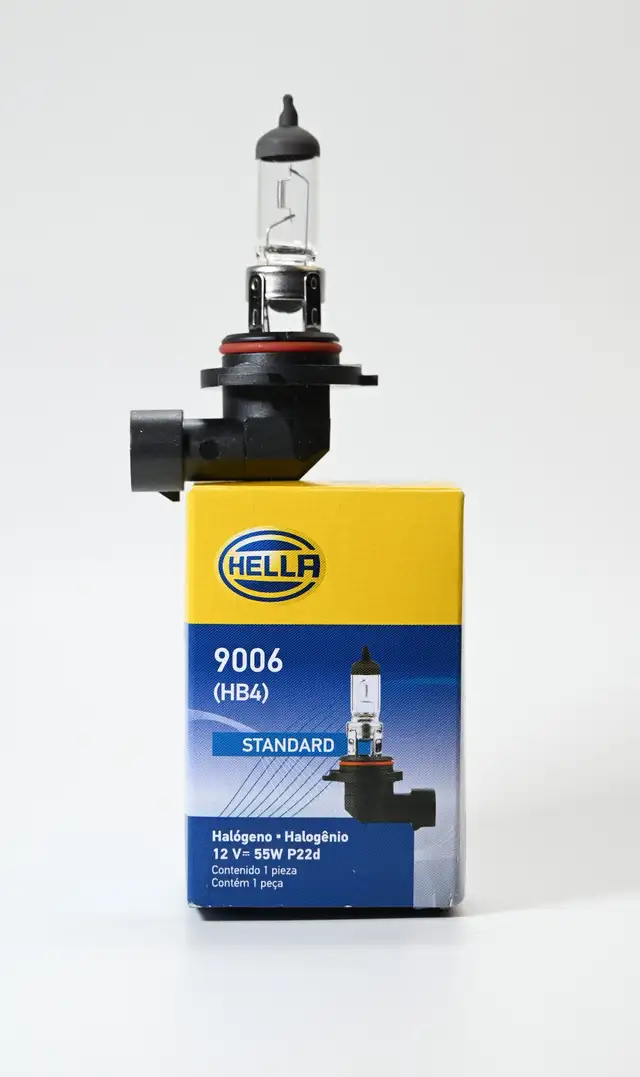 Hella 9006 HB4 Standard Halogen 12V 55W Headlight Light Bulb in Other Parts & Accessories in City of Toronto - Image 2