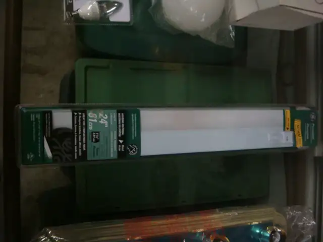 Indoor lighting Lot Vanity Light , Fluorescent and Wall Light in Indoor Lighting & Fans in Brantford - Image 5