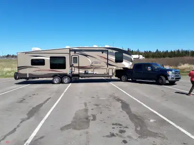 2014 Cougar 333MKS with polar plus pkg. very well maintained. Non smoking/no pets. New water heater,...