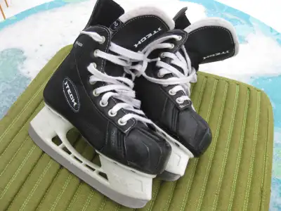 Junior ITECH FLYWEIGHT Ice Hockey Skates Size 2 R VGC, View more