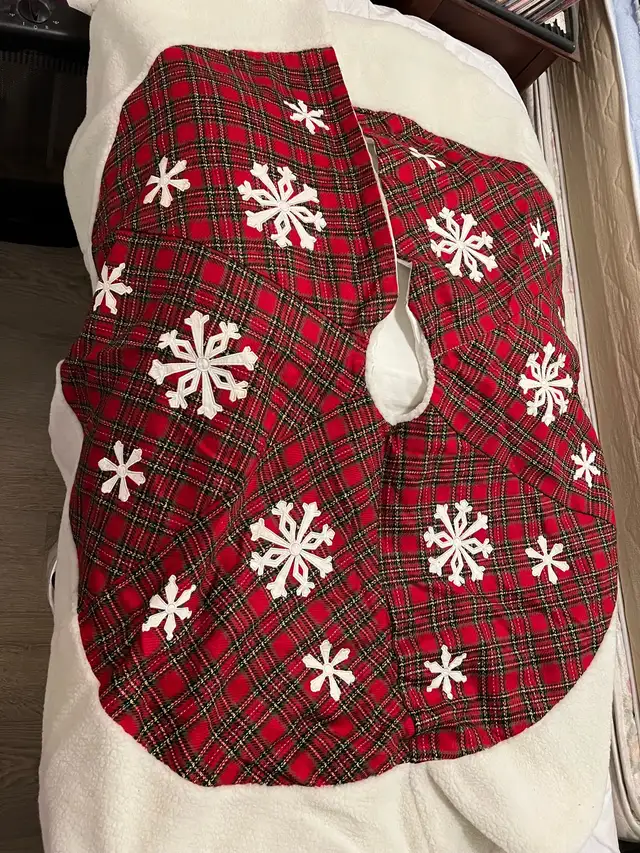 Almost new Christmas table clothes, ornaments tree mat, socks  in Home Décor & Accents in City of Toronto - Image 5
