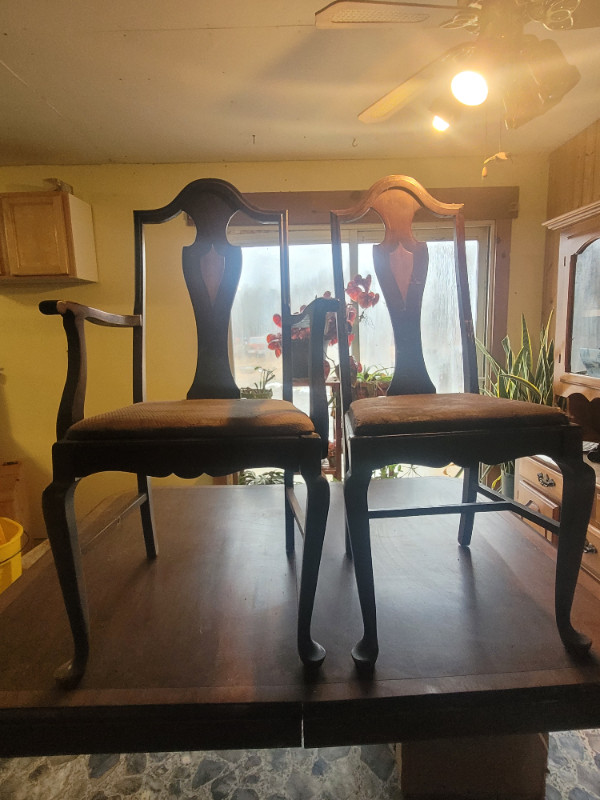 Antique table and chairs in Dining Tables & Sets in Fredericton - Image 3