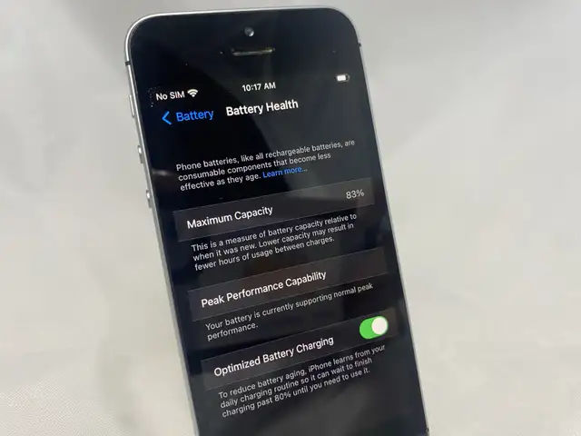 iPhone SE Space Gray (Unlocked) A1723 32GB Use IOS 15.7.9 Batter in Cell Phones in Tricities/Pitt/Maple - Image 5