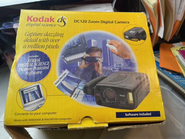 KODAK DS DC120 ZOOM DIGITAL CAMERA AND SOFTWARE #V1194 in Cameras & Camcorders in Edmonton