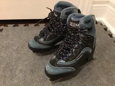 KIDS FIGURE SKATES size 12, View more