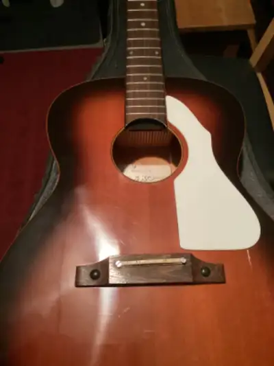 Good shape, presently with a six string tailpiece. Two packs of 12strings included as pictured. Make...