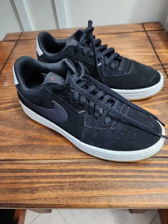 Nike women's shoes almost new size 6.5  in Women's - Shoes in Peterborough - Image 5