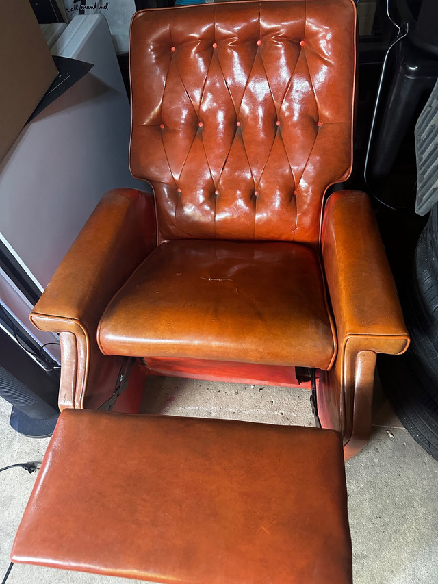 Super Retro Orange Vinyl Chair in Chairs & Recliners in Strathcona County - Image 2