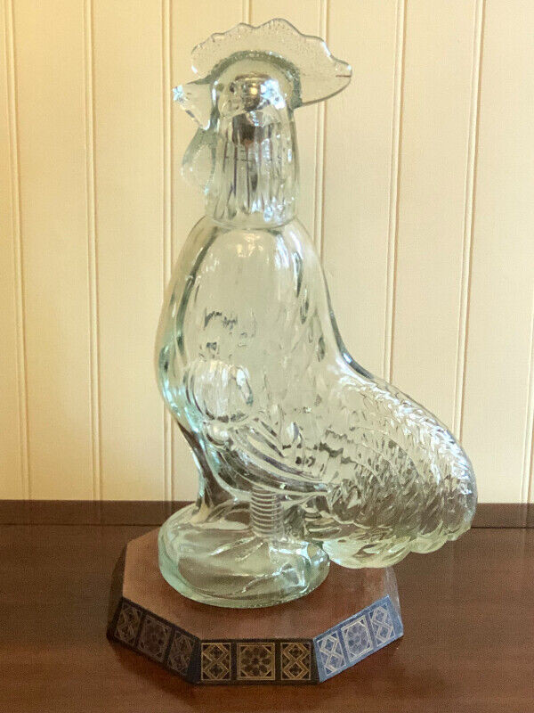 Oversized embossed thick glass rooster liquor decanter 17.5”tall dans Décoration intérieure et accessoires  à Ville de Montréal - Image 2