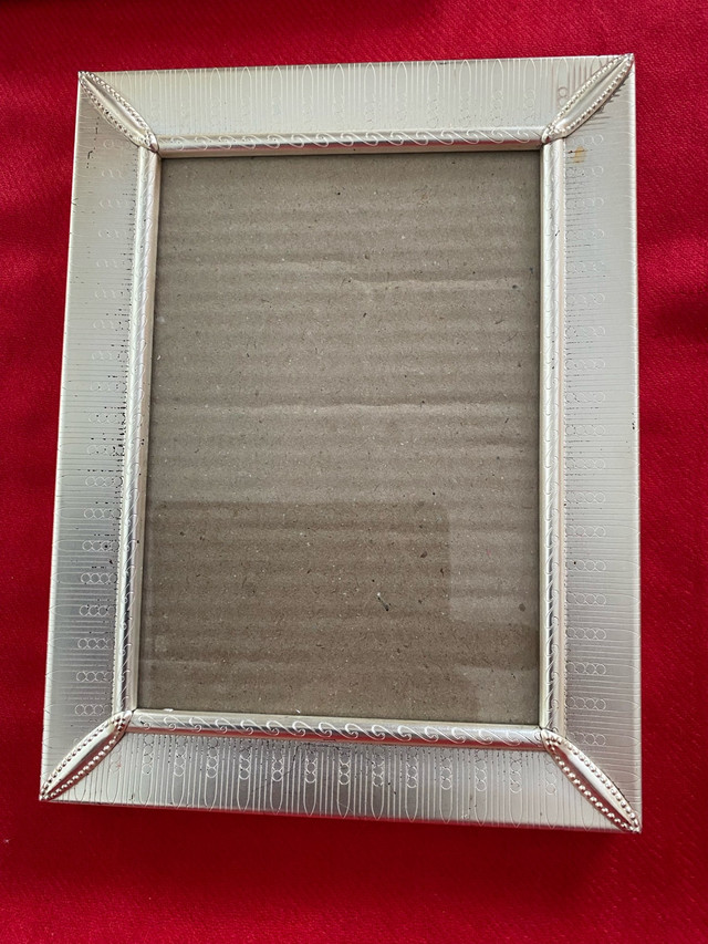 Three Picture Frames: 5 x 7 in Home Décor & Accents in Bridgewater - Image 4