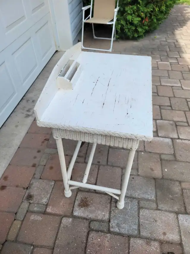 Antique Wicker Desk - Vintage Country Collectible in Other Tables in Mississauga / Peel Region - Image 5