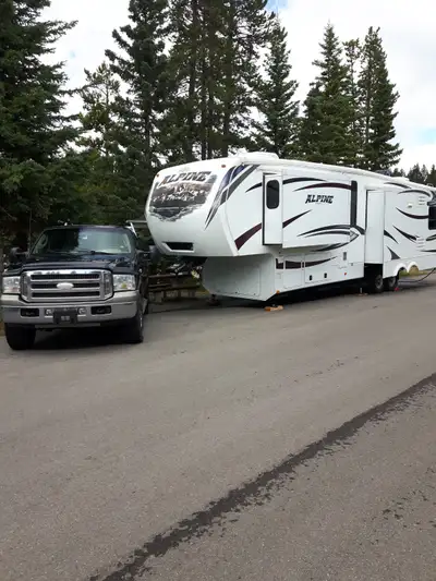 Alpine 3600RS with wheel Recreational Vehicle. The unit is equipped with Air Ride hitch, and self le...
