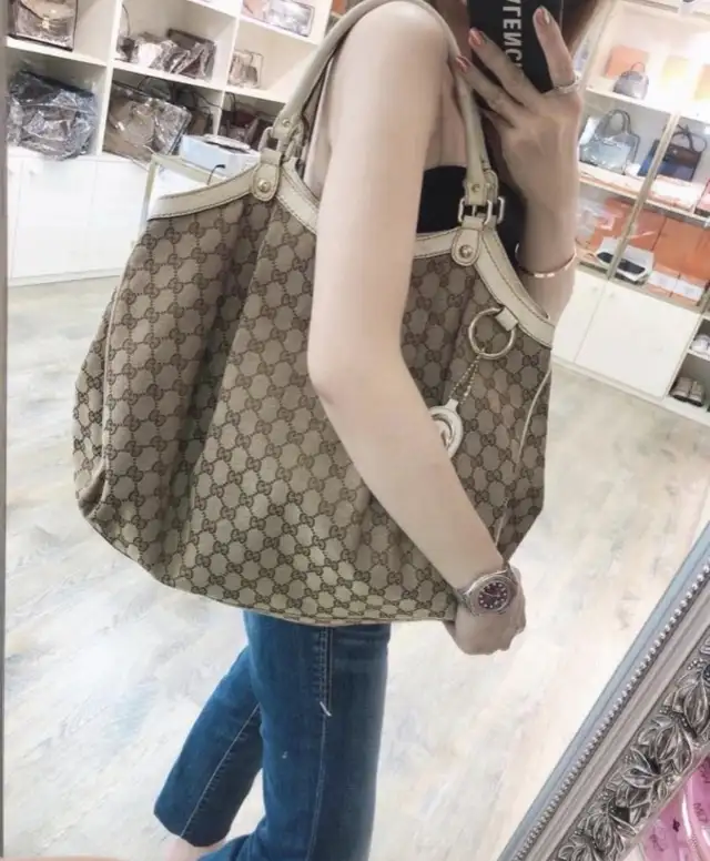 9.9/10 Gucci Classic Maxi Shopping bag in Women's - Bags & Wallets in Markham / York Region - Image 10
