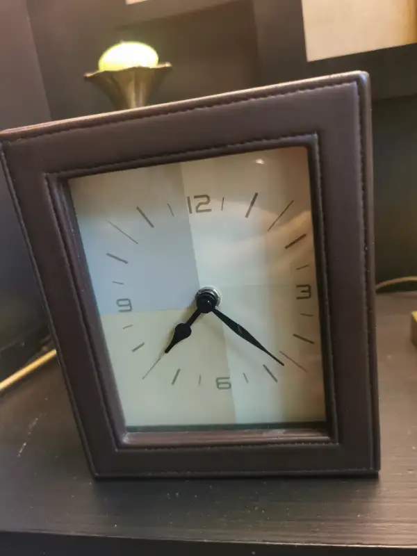 New clock in leather fame, extremely quite , $10 in Home Décor & Accents in Ottawa - Image 4