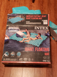 Matelas gonflable géant INTEX