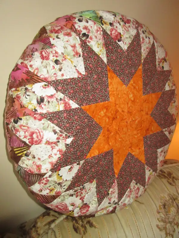 Christmas Star Quilted Cushion in Home Décor & Accents in Saskatoon - Image 2