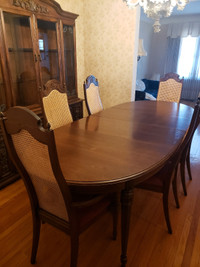 Dinning room table with chairs