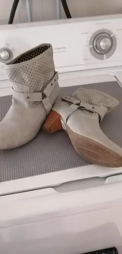 Paire de bottes en suède , View more