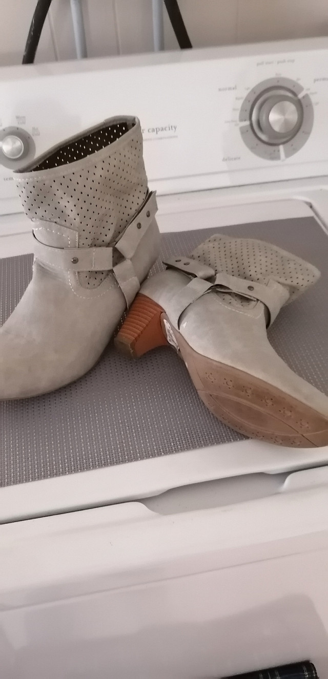 Paire de bottes en suède  dans Femmes - Chaussures  à Shawinigan