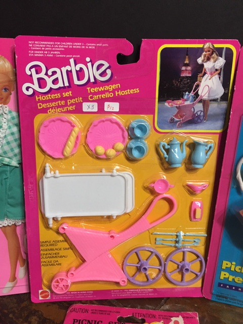 BARBIE - PICNIC PRETTY FASHIONS, PLAYSET in Arts & Collectibles in St. Albert - Image 3