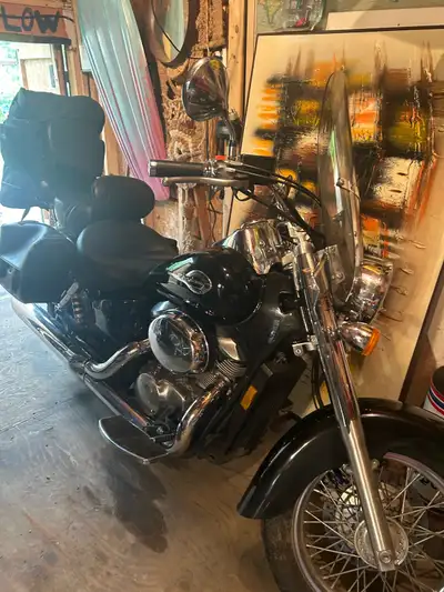 Amazing deal! Moto Honda Shadow 750 cc noire. Excellente condition. 16 500 km. Sacoches latérales et...