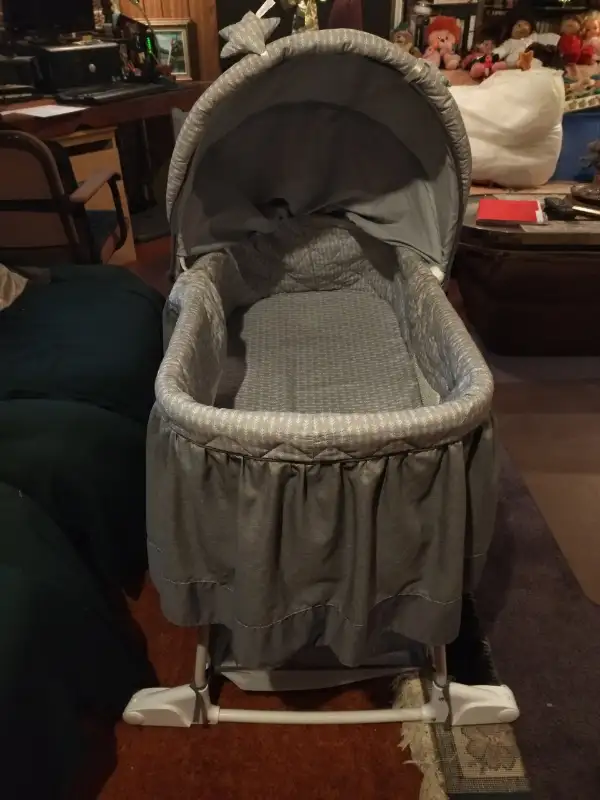 baby bassinet in Cribs in City of Montréal - Image 4