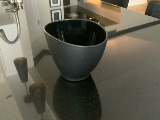 Vase à fleurs ou petite plante noir in Home Décor & Accents in Laval / North Shore - Image 2