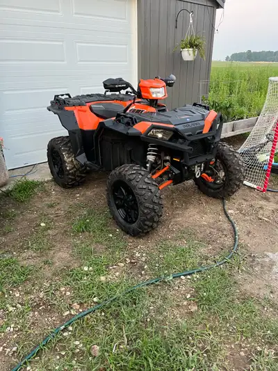 1000 s model, only 2000 kms, 60” wide. Power steering, Heated hand and thumb warmers, 3000lbs warn w...